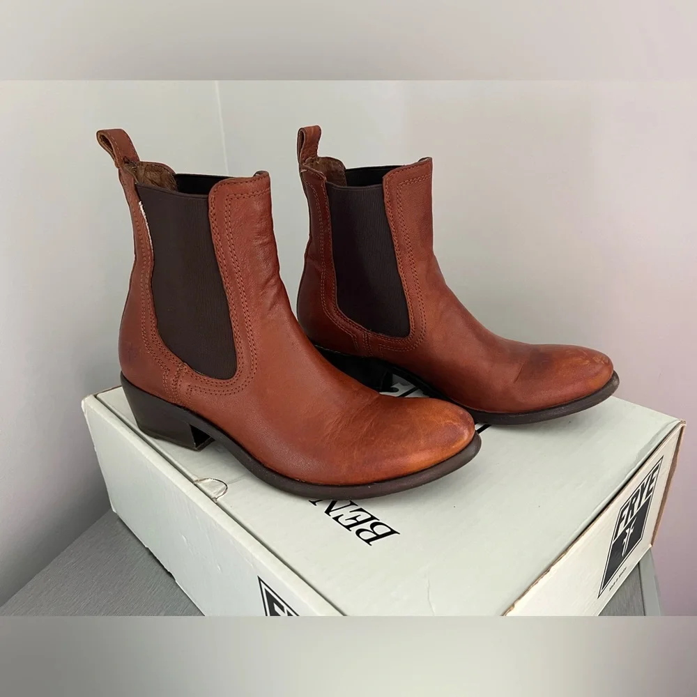 Frye boots 6.5 womens Distressed Carson Chelsea. Excellent Condition - Picture 2 of 5